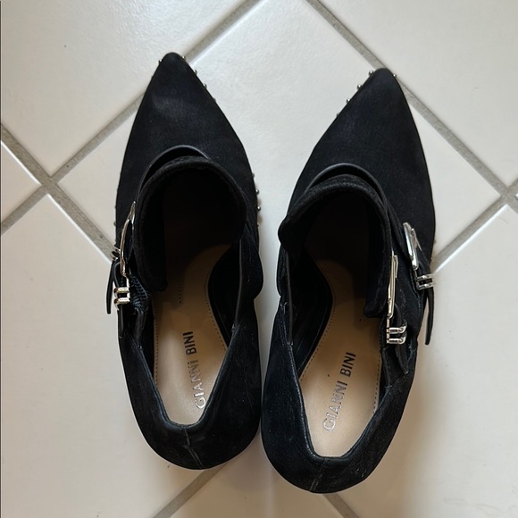 Gianni Bini Black Suede Heeled Ankle Booties with Pointed Toe - Picture 4 of 5